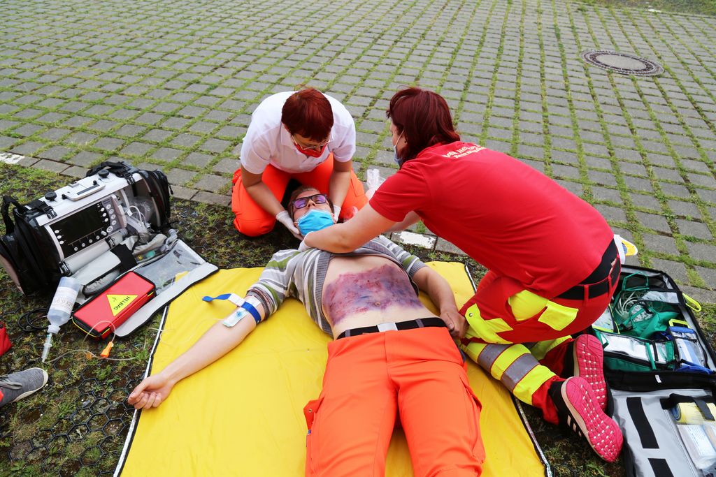 24h-Übung der Notfallsanitäter-Auszubildenden Zwei Auszubildende verarzten einen Verletzten.
