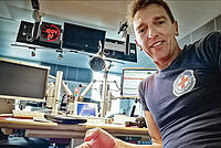 Joachim Weiss, Referent der Wasserwacht Sachsen im Landesverband Sachsen des Deutschen Roten Kreuzes, schießt ein Selfie von sich selbst im Studio des MDR