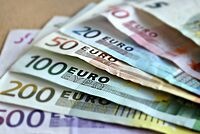 Mehrere Euro-Scheine liegen auf einem Tisch.
