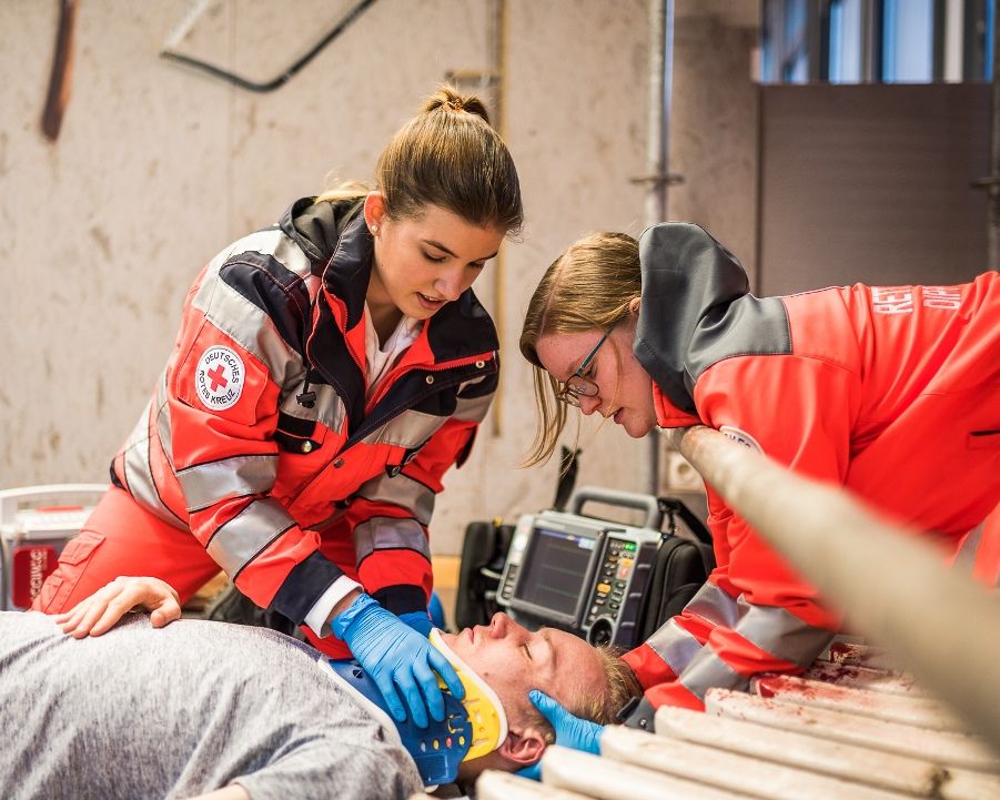 2 Notfallsanitäterinnen versorgen einen Verletzten im Rahmen einer Übung.