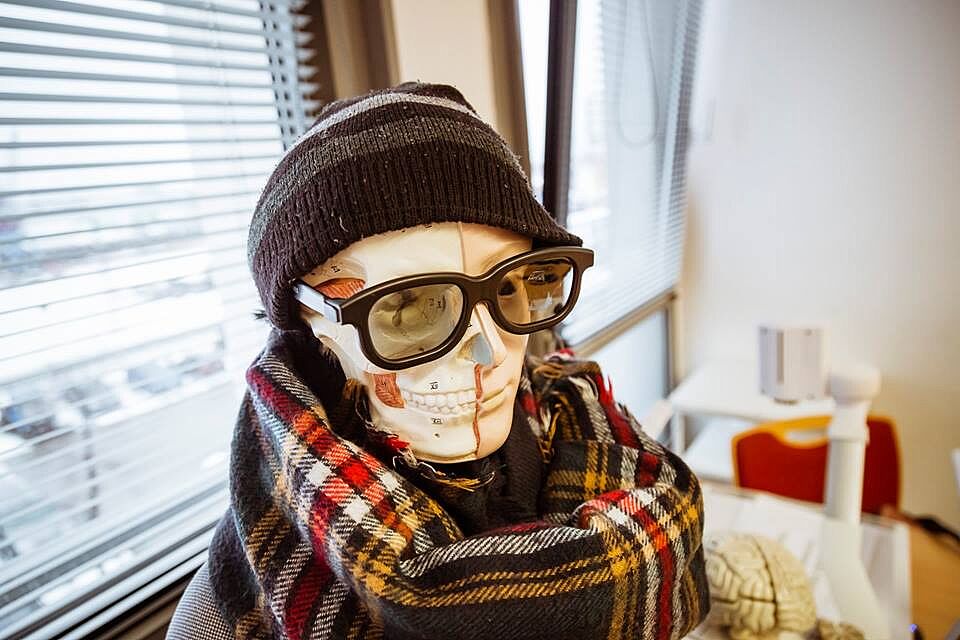 Das Übungs-Skelett wurden eine Brille und Mütze aufgesetzt sowie ein Schal umgebunden.