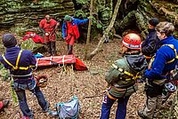 Team der Bergwacht bereitet sich auf das Testat Hoehlenbefahrung vor und hält eine Besprechung ab