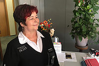 Christine Heber steht in ihrer Beratungsstelle.