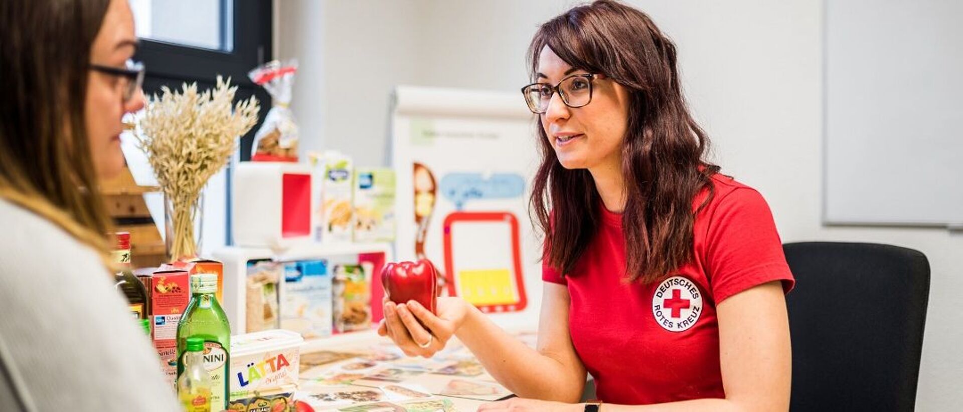 Die Auszubildenden nehmen Lebensmittel unter die Lupe. Sie schauen sich verschiedene Nahrungsmittel und ihre Bestandteile genau an.