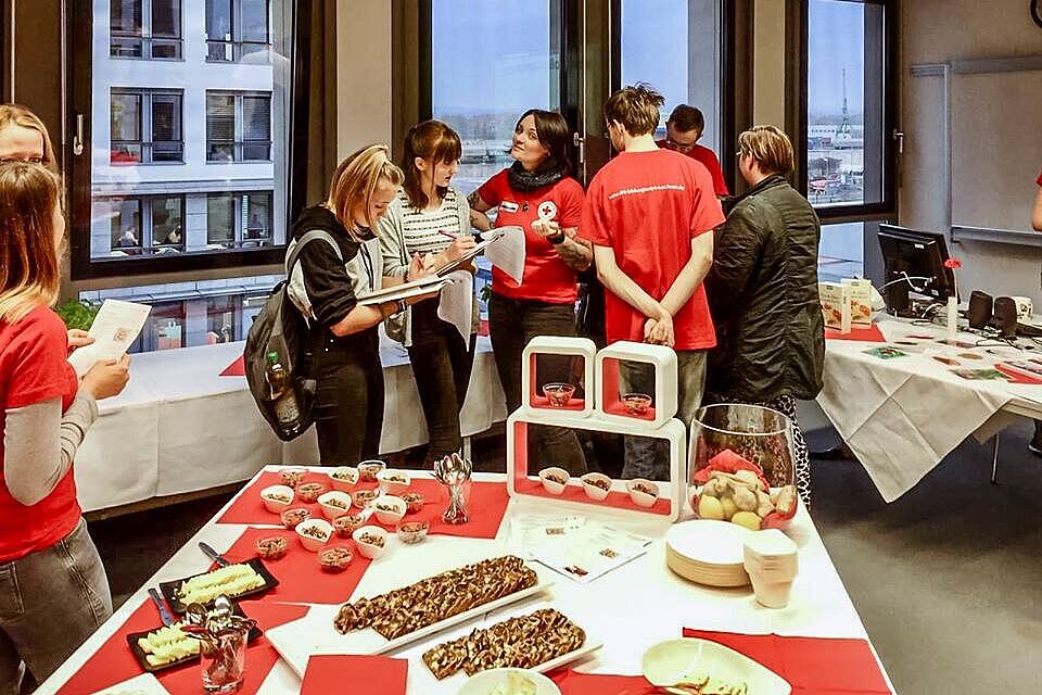 Die Diätassistenten haben einen Tisch mit verschiedenen Kleinigkeiten zum Probieren vorbereitet.