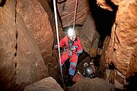 Höhlenretter in der Tiefen Höhle im Bielatal