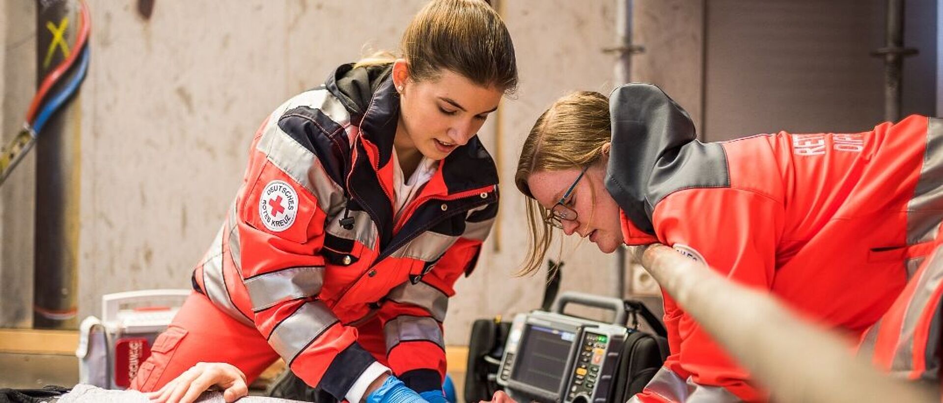 2 Notfallsanitäterinnen versorgen einen Verletzten im Rahmen einer Übung.