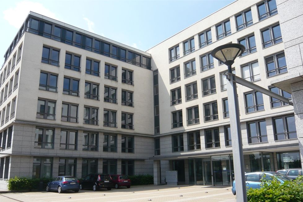 Das Gebäude des DRK Zentrums Sachsen ist zu sehen.