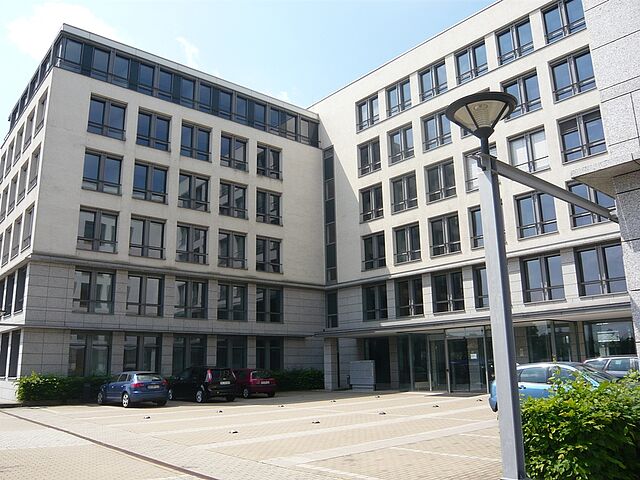 Das Gebäude des DRK Zentrums Sachsen ist zu sehen.